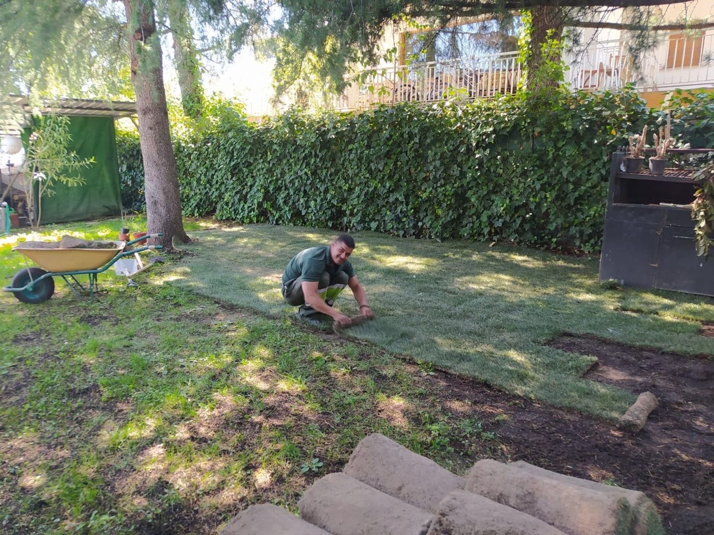 Equipo de Ecoespacios Integrales realizando trabajos de jardinería profesional
